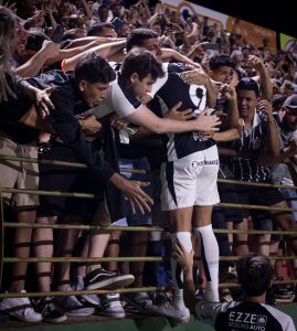 Yuri Alberto sai do banco, marca no fim e evita tropeço do Corinthians na casa do Velo Clube