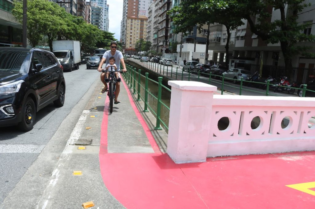 Ciclofaixa do Canal 4 é reaberta após revitalização em Santos