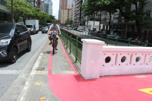 Ciclofaixa do Canal 4 é reaberta após revitalização em Santos