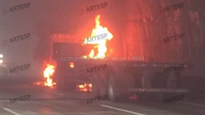 Incêndio em carreta interdita túnel da Rodovia dos Imigrantes em São Vicente