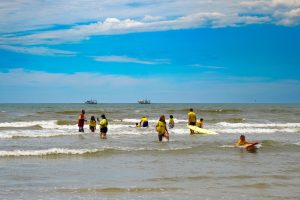 Clínica de surfe gratuita promove inclusão social e educação ambiental em Mongaguá