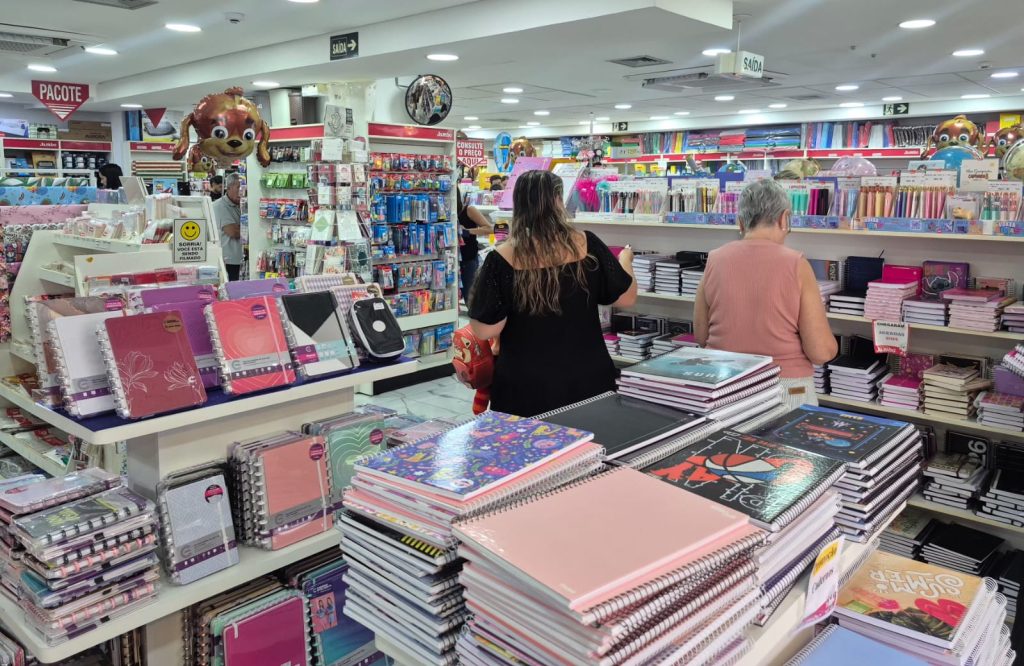 Procon-SP alerta para compras de material escolar e contratação de transporte