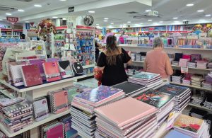 Venda de materiais escolares aquece comércio da Baixada