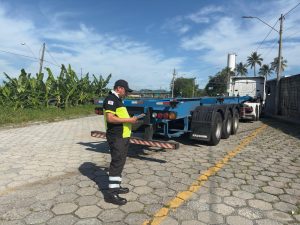 CMT realiza vistoria em pátios de caminhões de Cubatão
