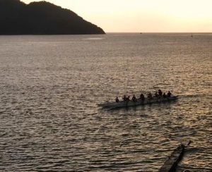 Passeios de canoa havaiana revelam Santos por um novo ângulo