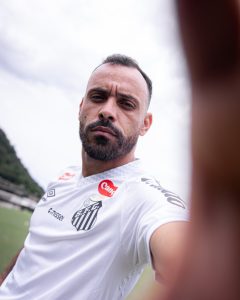 Moisés, ex-Fortaleza, chega ao Santos para reforçar o ataque