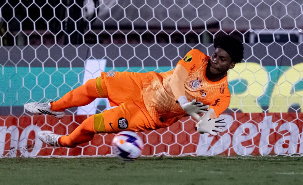 Corinthians busca empate no fim e avança no Paulistão graças a Hugo Souza nos pênaltis