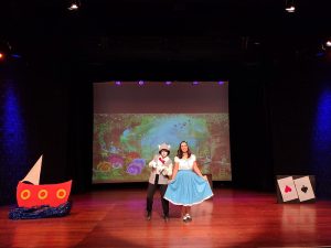 Alice no País das Maravilhas ganha releitura em Guarujá