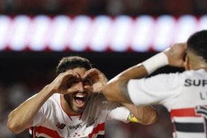 São Paulo convence, derrota o Grêmio e vira líder provisório do Brasileirão