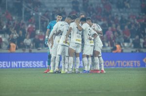 Santos sofre com péssimo gramado em Curitiba e perde para o Athletico-PR