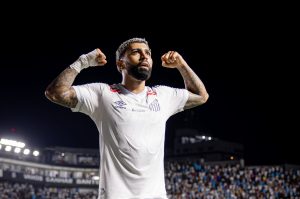 Com dois gols no último jogo, Gabigol sobe no ranking de artilheiros do Santos