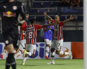 São Paulo supera crise política, bate o Bragantino e vai às semifinais do Paulistão