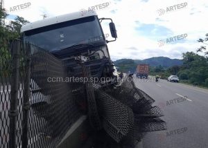 Carreta bate em mureta e congestiona rodovia da Baixada