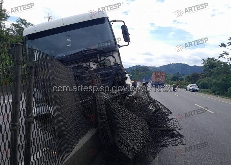 Carreta bate em mureta e congestiona rodovia da Baixada
