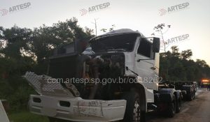 Carreta tomba na Cônego e derrama ácido pela pista