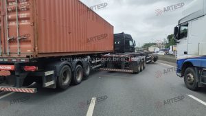 Engavetamento envolve seis veículos e ‘trava’ rodovia da Baixada