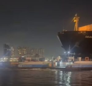Navio colide com duas balsas e provoca susto na entrada do Porto