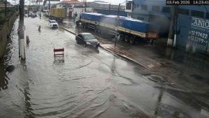 Chuva rápida provoca transtornos na Baixada Santista