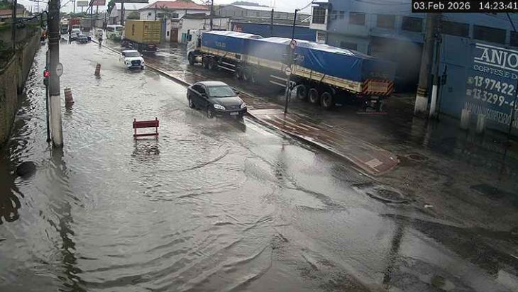 Chuva rápida provoca transtornos na Baixada Santista