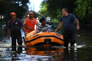 Peruíbe ainda tem desalojados e Guarujá registra queda de árvore