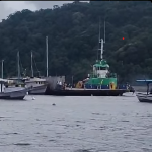 Balsa colide com outras embarcações no Canal de Bertioga