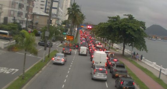 Fila na balsa e congestionamentos nas estradas marcam sexta-feira na Baixada
