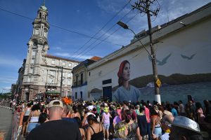 Carnabonde reúne multidão no Centro e homenageia Chorões Santistas