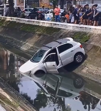 Carro cai no Canal 3 e provoca susto no Gonzaga