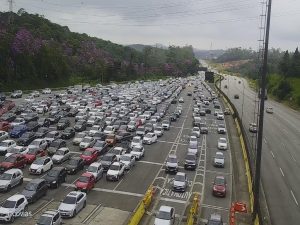 Tráfego intenso nas rodovias em direção ao Litoral, com mais de 40 km de lentidão