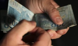 Taxa média de empréstimo pessoal segue elevada