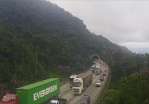 Deslizamento bloqueia rodovia e congestiona o SAI