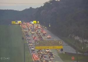 SAI tem 32 km de lentidão no sentido Litoral