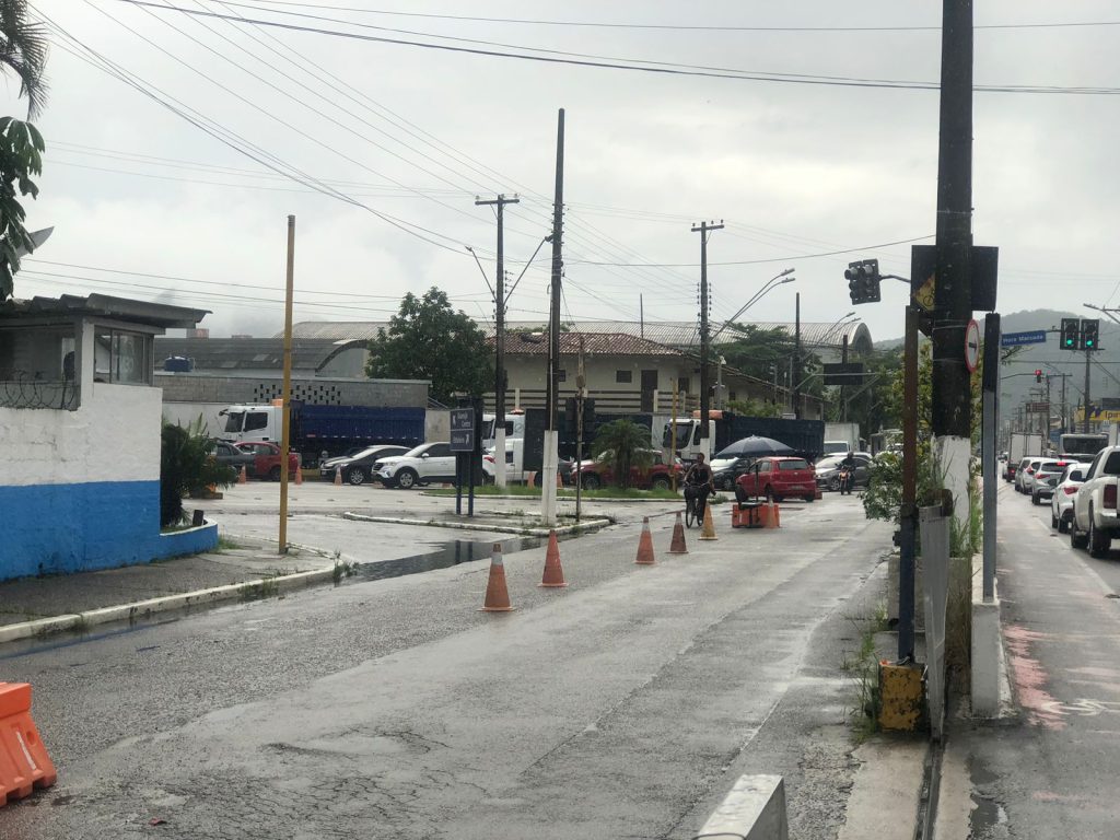 Motoristas enfrentam transtornos na balsa entre Guarujá e Santos
