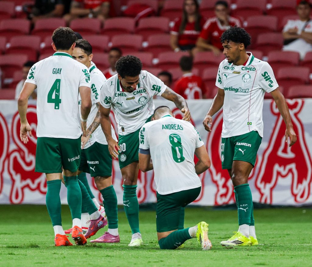 Palmeiras é letal em falhas do Inter, vence jogo disputado e assume liderança do Brasileirão