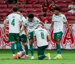 Palmeiras é letal em falhas do Inter, vence jogo disputado e assume liderança do Brasileirão