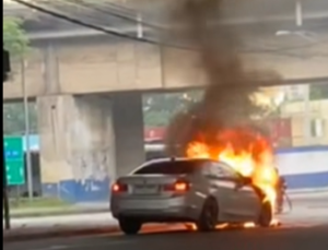 Carro pega fogo em frente ao quartel dos Bombeiros
