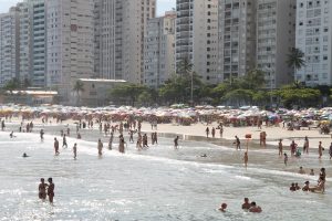Guardas Civis salvam homem de afogamento no Guarujá