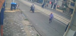 Idoso é atropelado e morre em Santos; motociclista foge