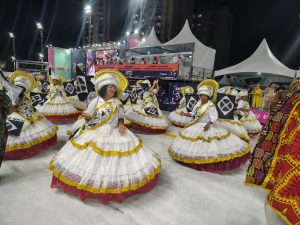 Segunda noite do Carnaval de Santos 2026 reúne fé, crítica social e paixão popular