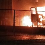 Incêndio atinge caminhão com contêiner na Rua do Adubo