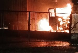 Incêndio atinge caminhão com contêiner na Rua do Adubo