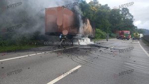 Caminhão com resíduos de plástico pega fogo na Cônego