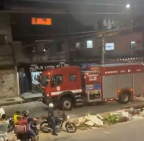 Fogo atinge casa na Vila Margarida, em São Vicente