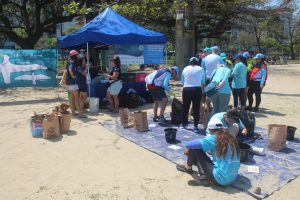 Praia do Gonzaga recebe mutirão de limpeza antes da folia começar