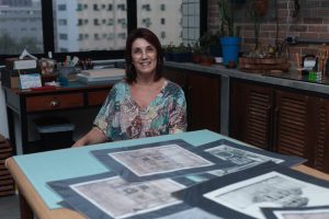 Artista transforma arquitetura de Santos em gravuras sobre memória