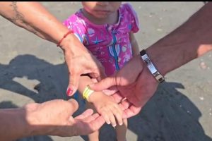 Santos distribui pulseiras para ajudar a localizar crianças perdidas na praia