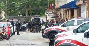 Homem faz a própria família de refém no Guarujá