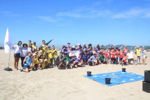 Estudantes recolhem 30 kg de microlixo nas praias de Santos
