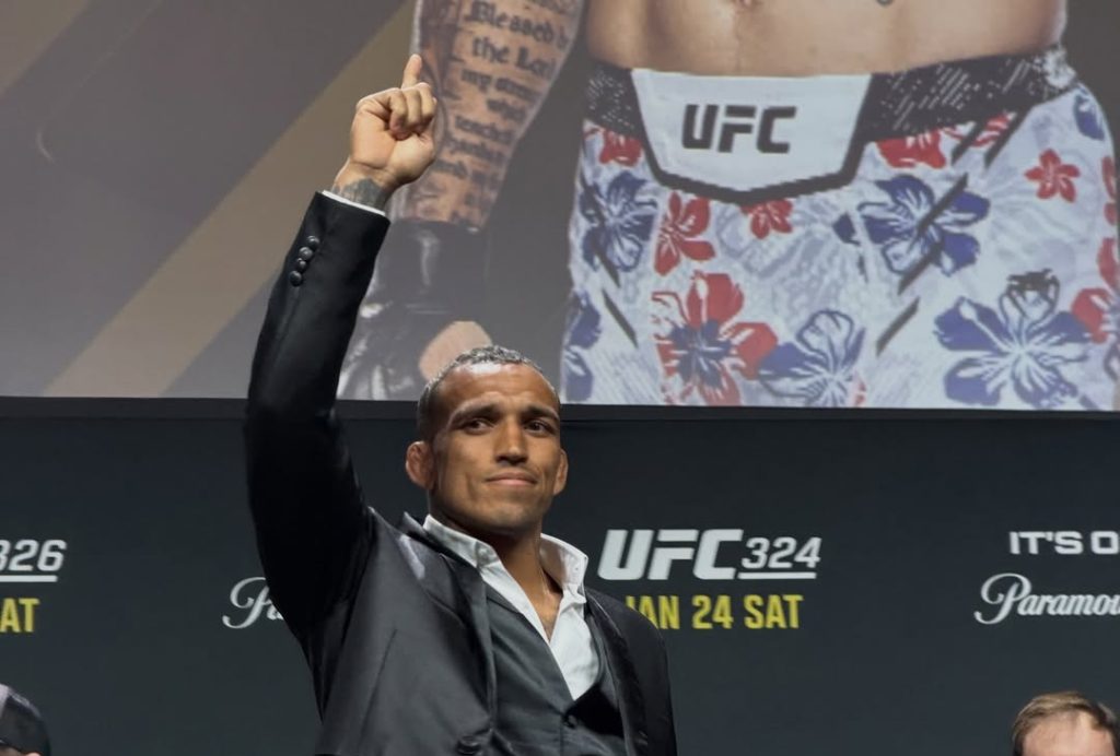 Charles Oliveira projeta reencontro com Max Holloway no UFC 326