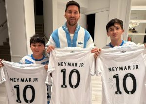 Neymar presenteia filhos de Messi com camisa autografada do Santos